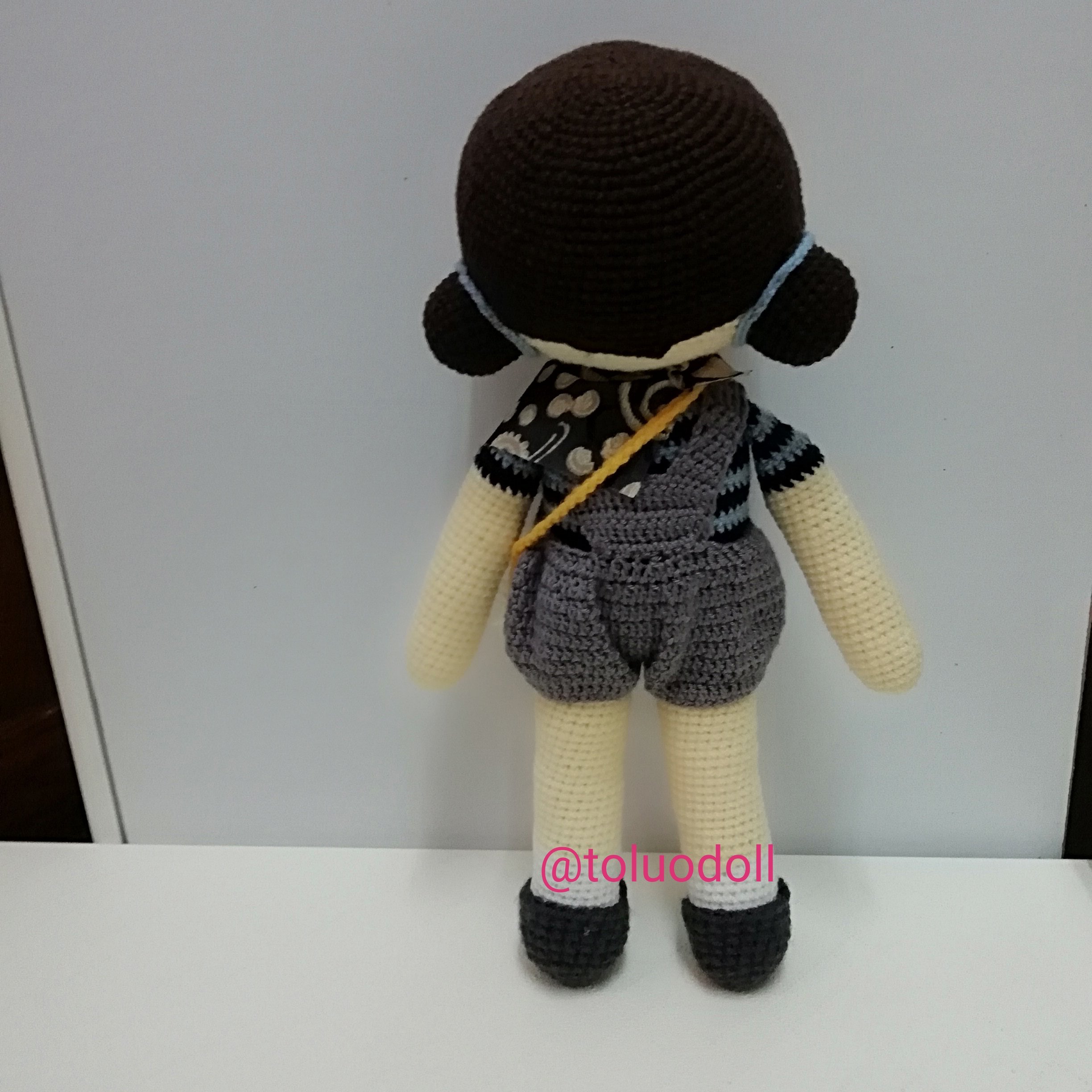 عروسک بافتنی دختر هنرمند