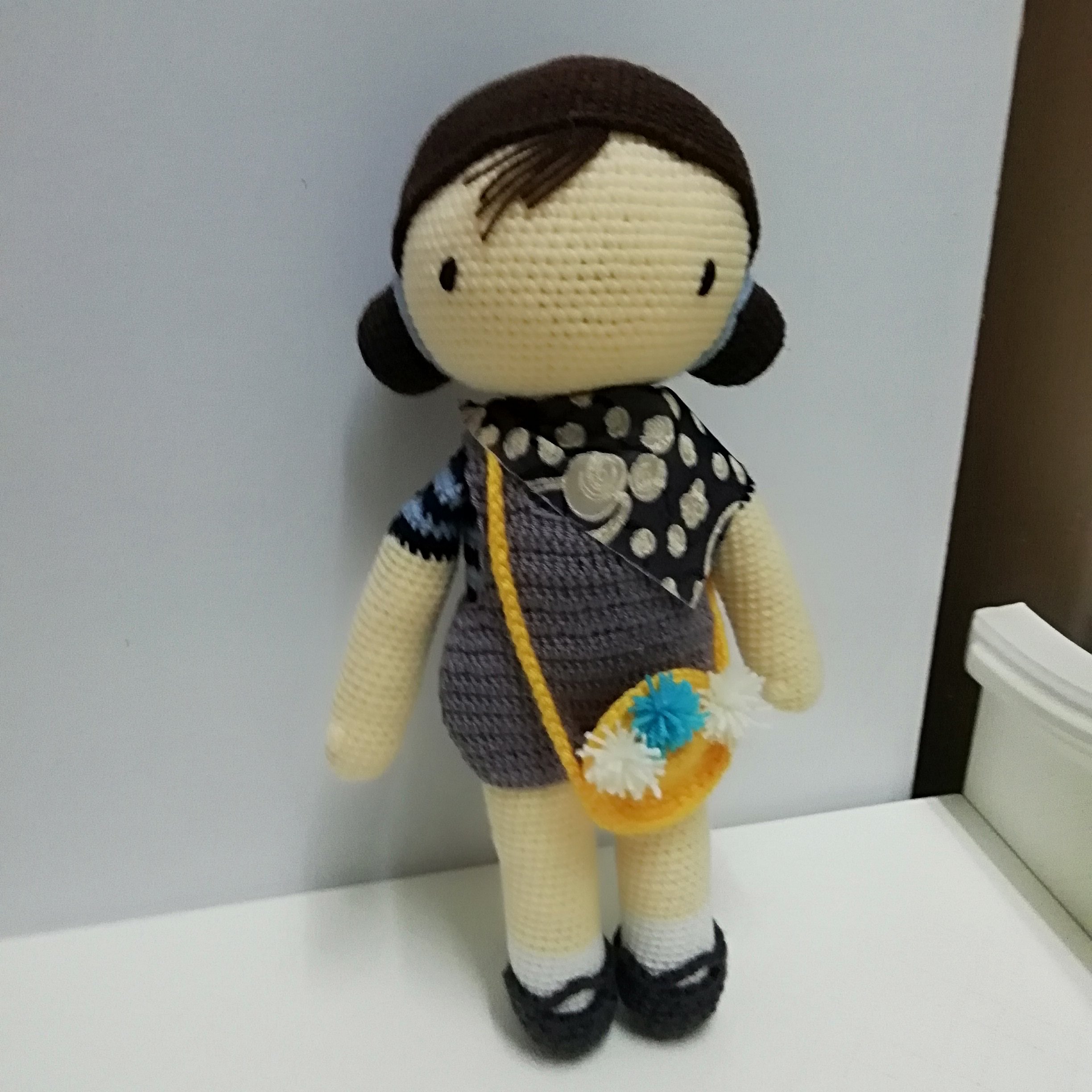 عروسک بافتنی دختر هنرمند