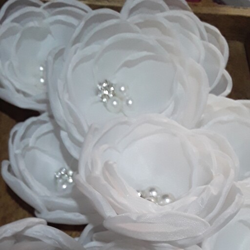 گل پارچه ای سفید در بسته ی ده عددی با تزئین مروارید و نگین