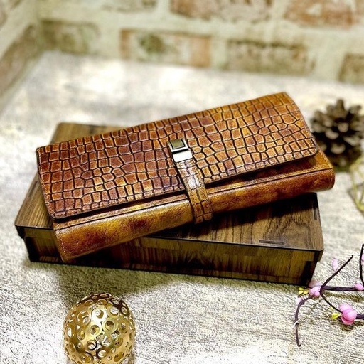 کیف دسته چکی اسپرت  قفل دار چرم طبیعی دست رنگ  
همراه با جعبه چوبی 