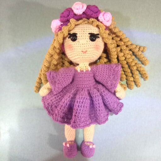 عروسک دختر زیبا با بافتی تمیز و جذاب مناسب برای هدیه دادن به عزیزانتون با رنگبندی دلخواه و قد حدود 26 سانت