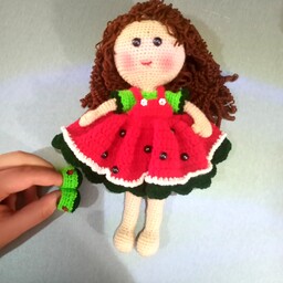 عروسک دختر هندوانه ای با بافتی تمیز و زیبا مناسب برای هدیه دادن به عزیزانتون و قد حدود 26 سانت و رنگبندی دلخواه شما 