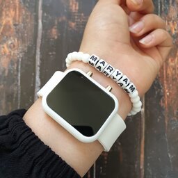 ساعت ال ای دی زنانه سفید همراه با دستبند به اسم دلخواه سفید مدل دو دکمه 