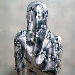 روسری ساتن ابریشم  مجلسی زنانه رنگ خاکستری برندسیمارو  قواره 110 در110  دوردست دوز