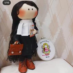 عروسک روسی خانم وکیل با قد 35 سانتی و موهای فر مشکی و کیف و کفش،چرم مصنوعی