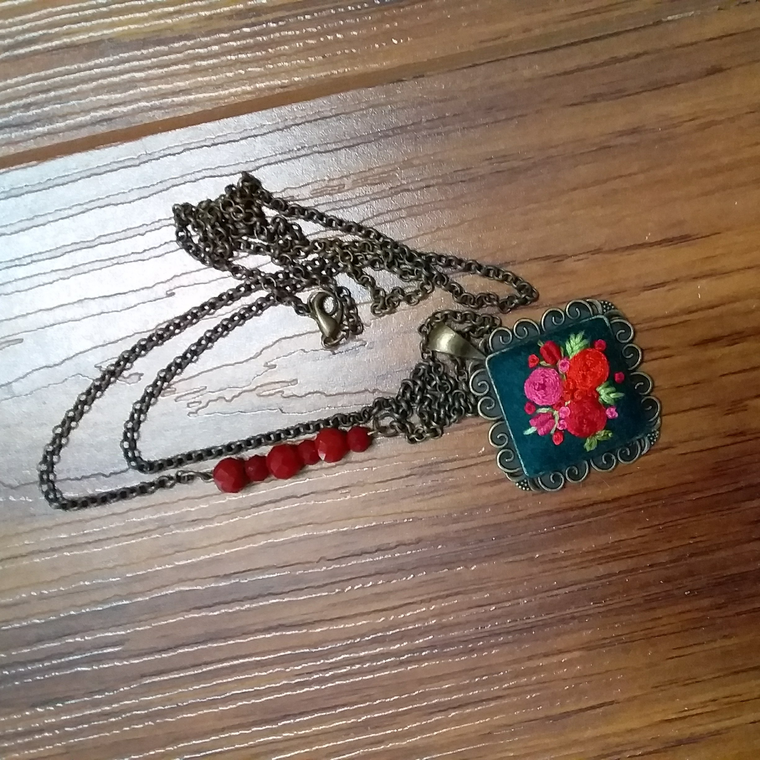 گردنبند گلدوزی کد1102 ، قاب برنز 