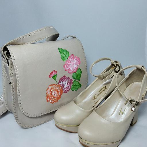 ست کیف و کفش کرمی رنگ زنانه چرمی نقاشی شده کد 21