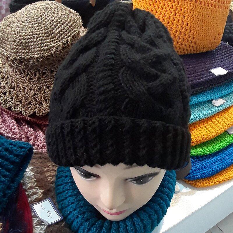 کلاه دستبافت،در طرح و رنگ مورد نظر شما ،بافته شده با کامواترک و کاموا ایرانی،بسیار شیک،گرم