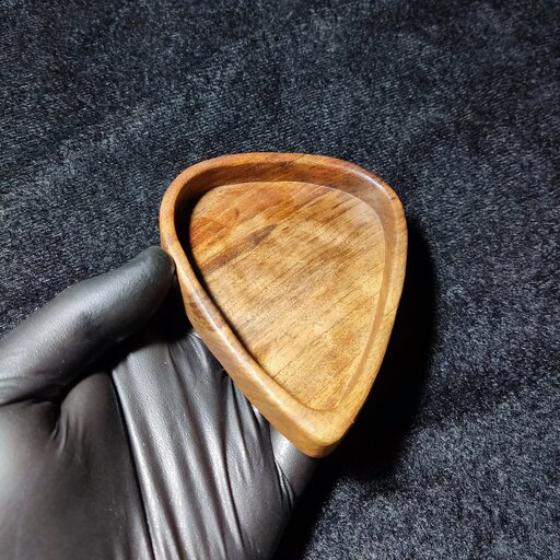 جا پیکی چوبی مثلثی (طرح پیک گیتار)-چوب گردو طبیعی با تراش دست
