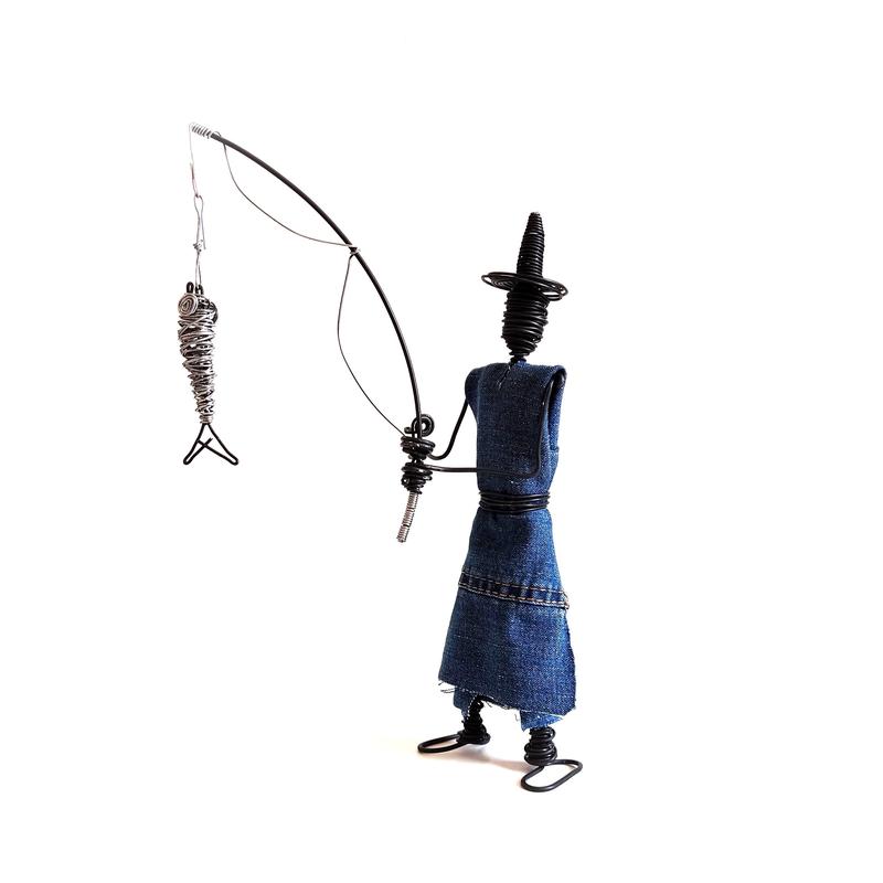 مجسمه مرد ماهیگیر سیمی دست ساز (ماهیگیر )