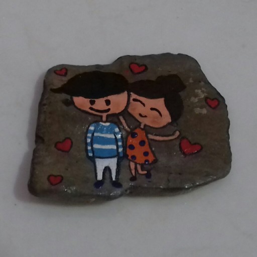 نقاشی فانتزی روی سنگ طرح دختر و پسر کد1
