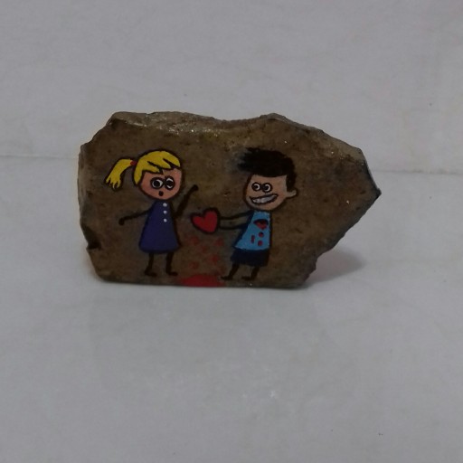 نقاشی فانتزی روی سنگ طرح دختر و پسر کد 3