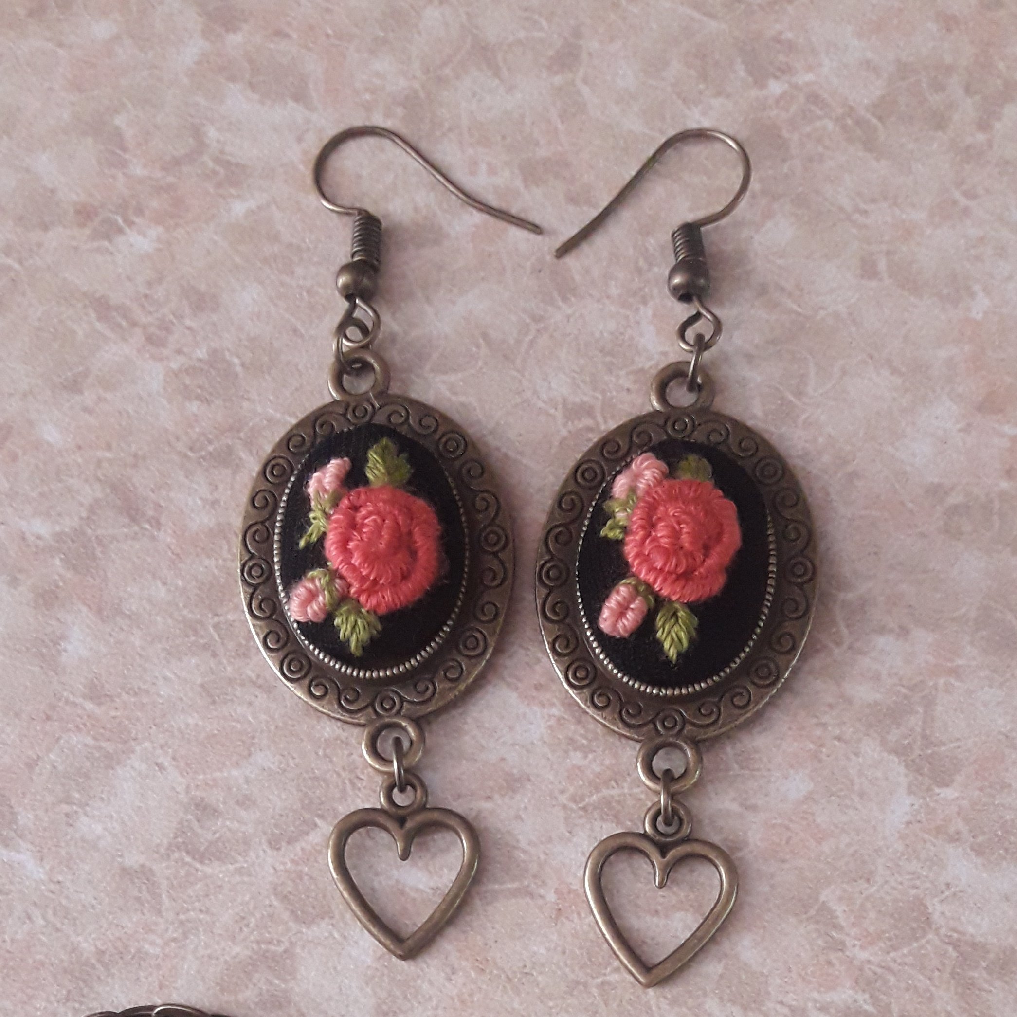 گوشواره گلدوزی