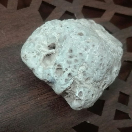 سنگ کهن قدیمی به صورت نیم رخ سرانسان ازسه جهت نییمرخ به صورتهای مختلف