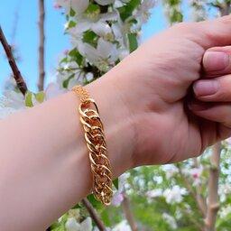 دستبند زنانه رنگ ثابت طرح طلا مدل کارتیر و زنجیر های چند لایه ای از طرح طلا