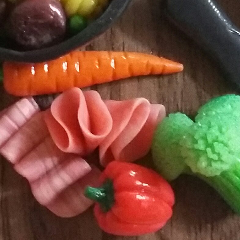 سینی سنتی مسی ماکارونی با مخلفات