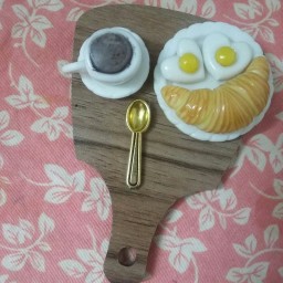 مگنت صبحانه کروسان و تخم مرغ قلبی و یک فنجان قهوه