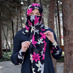 روسری حریر سفارشی مزون حجاب تبسم قواره دار  با گل های  سرخابی رنگ سال همراه با هدیه
