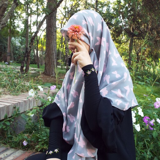 روسری حریر سفارشی مزون حجاب تبسم قواره دار   زمینه طوسی با پروانه های صورتی همراه با هدیه 