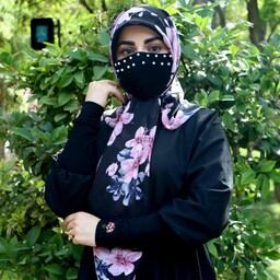 روسری حریر سفارشی مزون حجاب تبسم قواره دار  زمینه مشکی با گل های زیبا همراه با هدیه