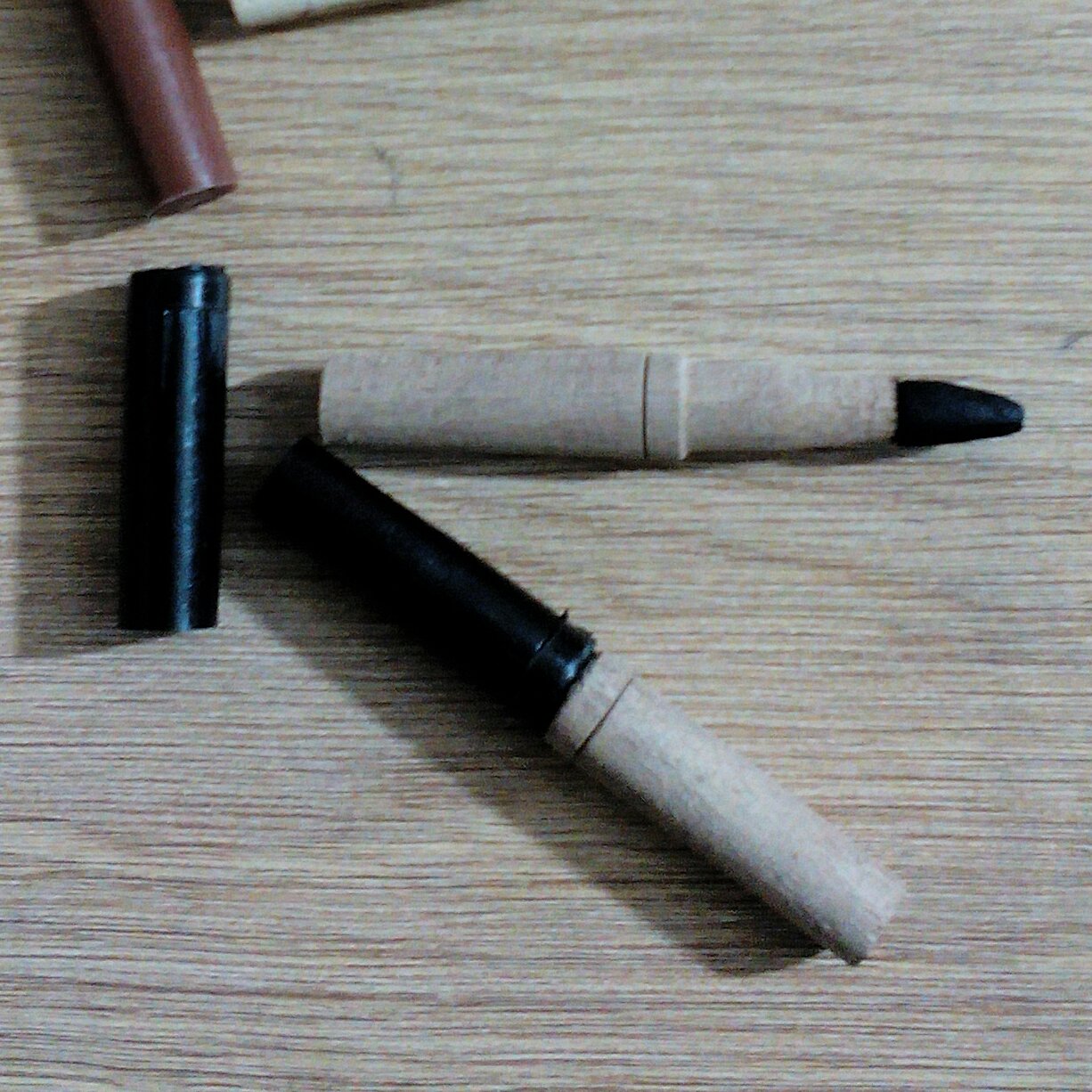 مداد چشم مشکی  و مداد ابرو قهوه ای