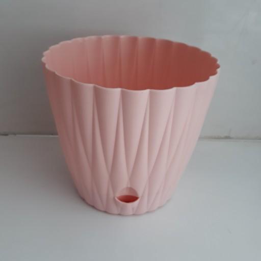 گلدان پلاستیکی  طرح آناناسی سایز متوسط با ارتفاع 14 و قطر 14 کفی این گلدان قابل جداشدن است موجود در رنگ سفید و صورتی