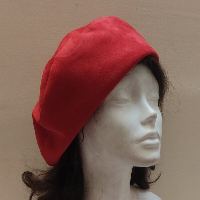 کلاه فرانسوی ژورنالی . جنس مخمل سوییت 480 گرم لایه کوبی شده . اندازه بر اساس سایز شخصی شما و آستر دار