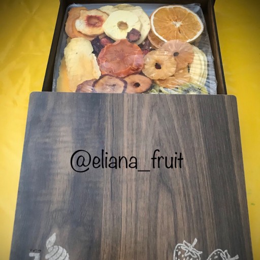 جعبه ی چوبی محتوی مخلوطِ میوه خشک(ویژه ی هدیه و پذیرایی)