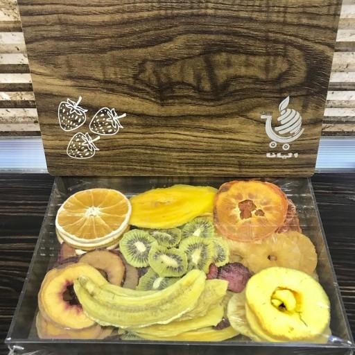 جعبه ی چوبی محتوی مخلوطِ میوه خشک(ویژه ی هدیه و پذیرایی)