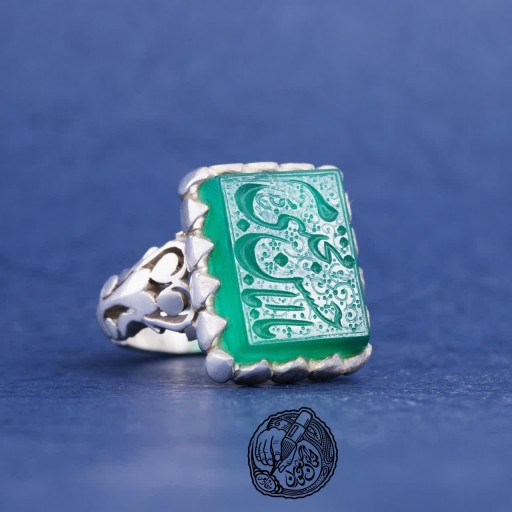 انگشتر خطی عقیق سبز معدنی با حکاکی یا امام حسن مجتبی توسط حکاک جوان با امضای خاد