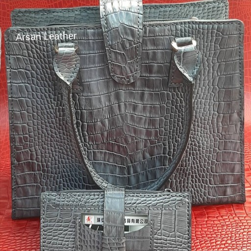  کیف دوشی  زنانه از چرم طبیعی گاوی طرح کروکودیل و کاملا دستدوز