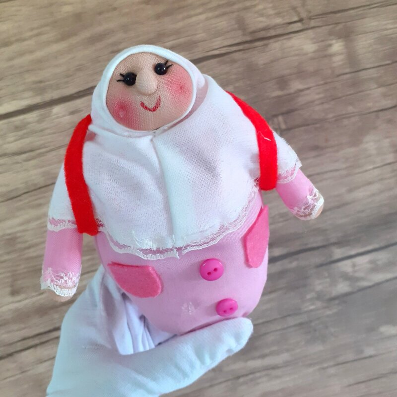 عروسک پارچه ای دختر دانش آموز15 سانتی رضوانه کد74
