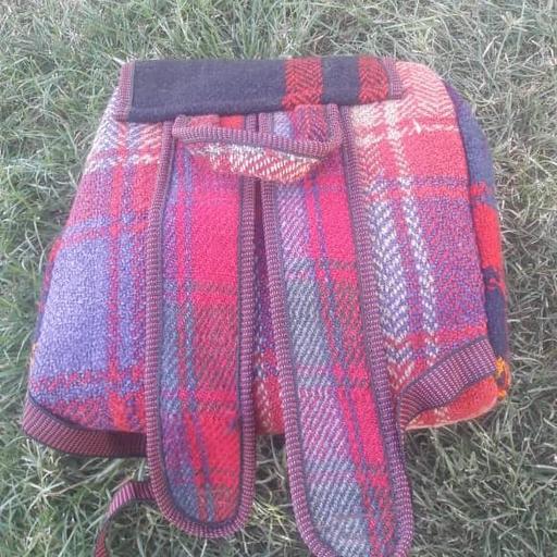 کوله پشتی سنتی و گلیمی پشمی دستباف  و قابل شستشو و جادار و سبک و طبی ومدل  مهدکودک بندکی و 