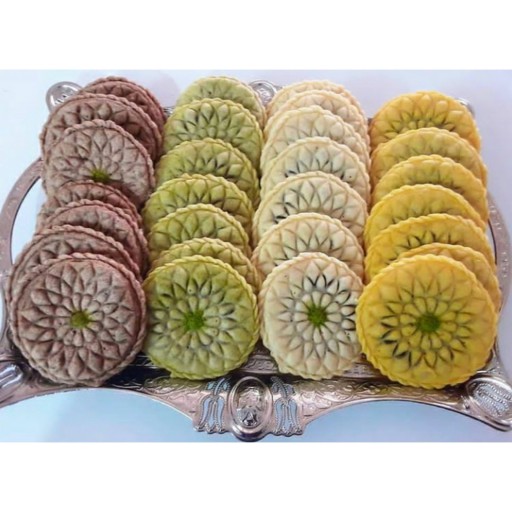 کلمپه دورپیچ سنتی چهار رنگ کرمان با طعم هل، زعفران، هسته خرما و پسته بسته بندی نیم کیلویی