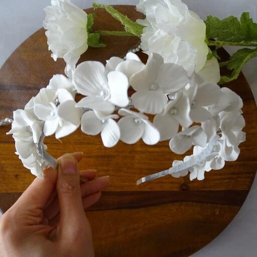 تاج با شکوفه های زیبا از جنس خمیر چینی کاملا دستساز رنگ موجود سفید مناسب همه سنین