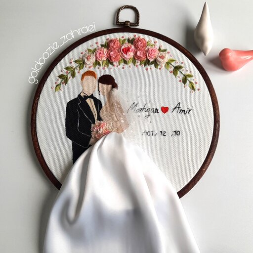 تابلو گلدوزی شده با دست طرح عروس و داماد از رو به رو قاب ژله ای طرح چوب