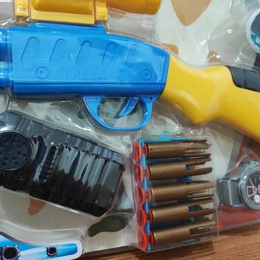 اسباب بازی تفنگ و اسلحه و وسایل پلیس به همراه دستبند و نشان پلیسی دارای تیر فومی