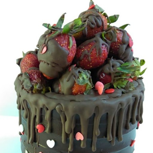 کیک‌ شکلاتی با تزیین توت فرنگی (یک کیلویی)