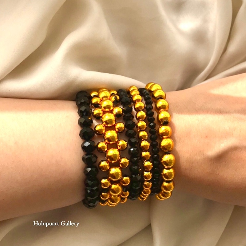 پک دستبند مروارید طلایی بافته شده و دستبند های کریستال مشکی