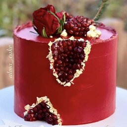 کیک شکلاتی با فیلینگ موز وگردو با تزیینات گل طبیعی و انار ویژه جشن یلدا
