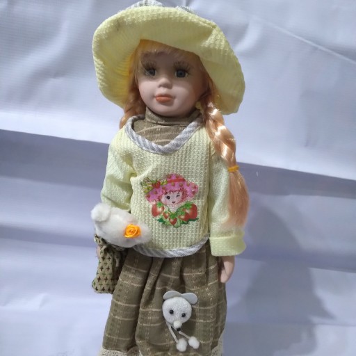 عروسک سرامیکی پایه دار ایستاده با لباس سنتی