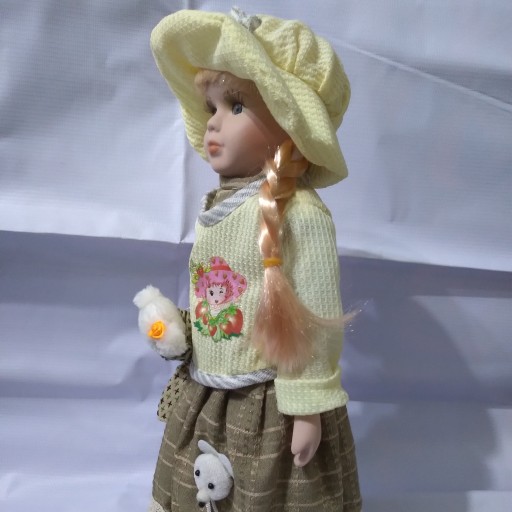 عروسک سرامیکی پایه دار ایستاده با لباس سنتی