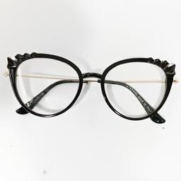 عینک طبی فانتزی بدون نمره زنانه و دخترانه عینک گربه ای قابلیت تعویض عدسی طبی نمره دار را نیز دارد با عینک  تاشو اختصاصی