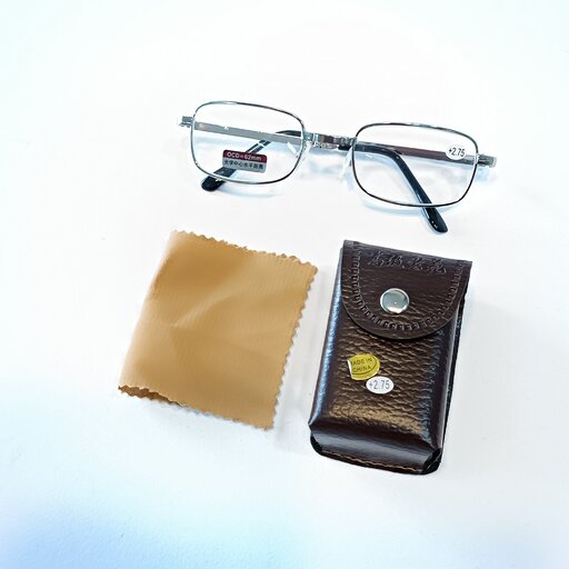 عینک مطالعه تاشو نمره مثبت 2.75  همراه با جلد طرح چرم دارای قابلیت اتصال به کمربند و دارای دستمال عینک 