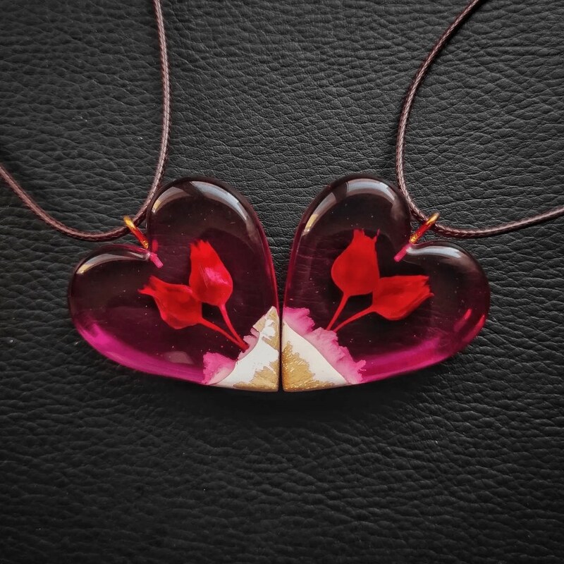 آویز چوب و رزین با استایل قلب به همراه دوتا گل خوشرنگ ساخته شده از چوب گردو و رز