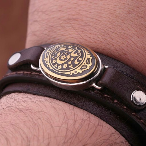 دستبند چرم طبیعی گاوی حدید روکش برنجی نقش یاعلی مدد مردانه اصل ( دستبند مردانه )