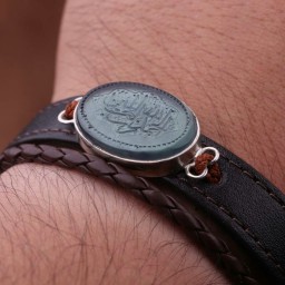 دستبند چرم طبیعی کهربا نقش یاعلی اصل ( دستبند مردانه )