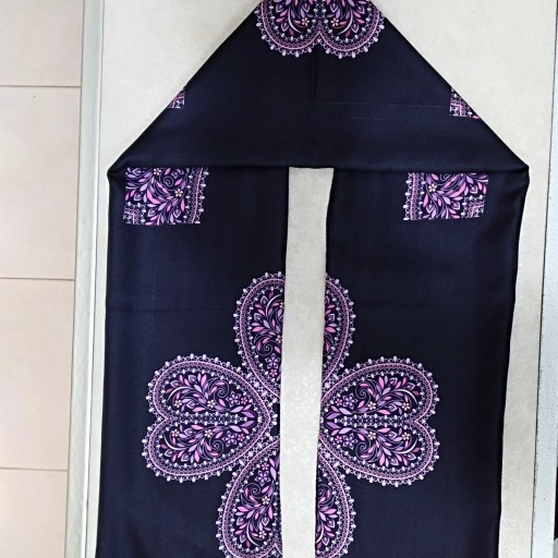 روسری نخی بنفش طرح گل پنج پر (نخ سوپر اعلا طرح سنتی، زمینه  بنفش سیر، ابعاد 135)