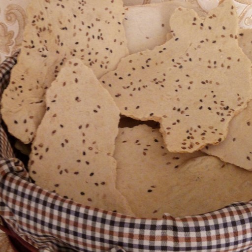نان خشکه محلی پخته شده با اتش چوب