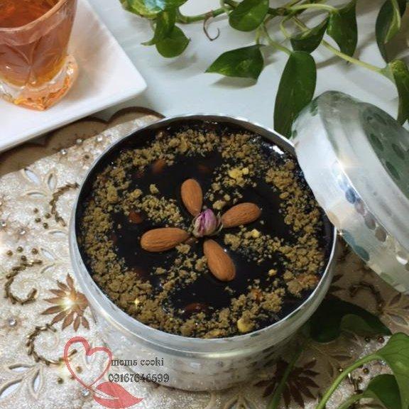 دیگچه  حلوا عمانی جنوبی شیرین شده با شیره خرماهای آبادان پر مغز گردو پسته وبادام سالم ومقوی